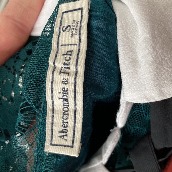 Size small Abercrombie & Fitch dress released circa 2017. Garment may be ironed - Picture 4 of 5